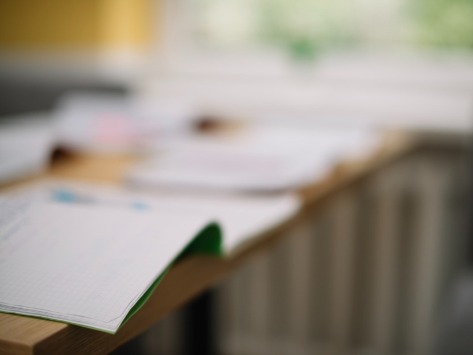 <a href="https://zh.freepik.com/%E5%85%8D%E8%B2%BB%E5%9C%96%E7%89%87/close-up-blurred-books_1308524.htm">圖片來自freepik</a>